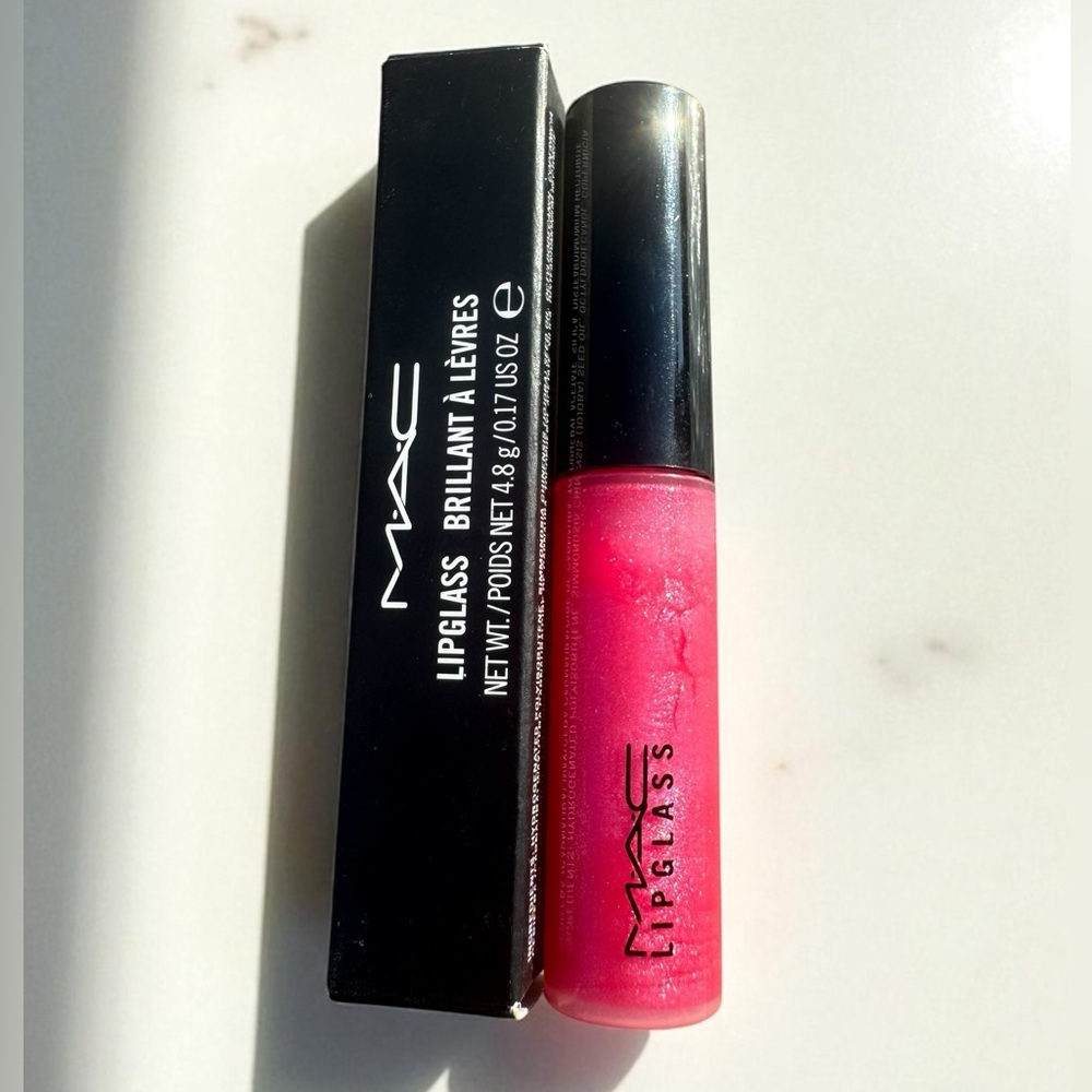 MAC STEAL MY HEART LIPGLASS. VERY RARE. NEW IN BOX.